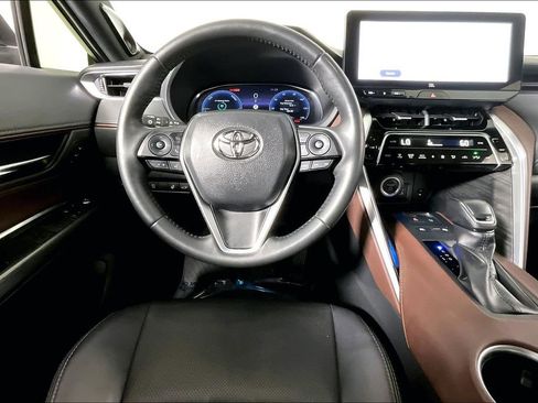 Used 2023 Toyota Venza Limited image 5