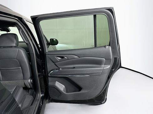 Used 2025 Chevrolet Traverse LT image 32