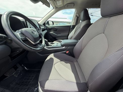 Used 2025 Toyota Highlander LE FWD image 27