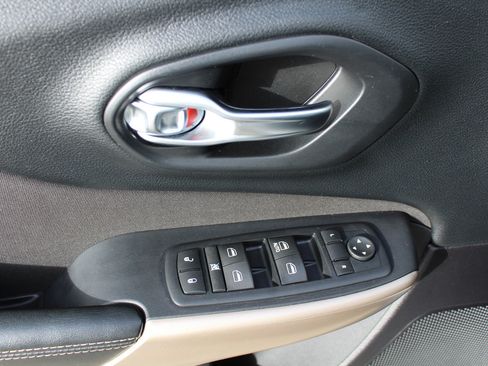 Used 2017 Jeep Cherokee Sport w/ Cold Weather Group image 43