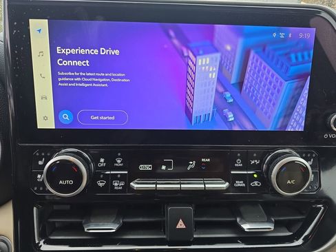 Used 2024 Toyota Highlander Limited image 23