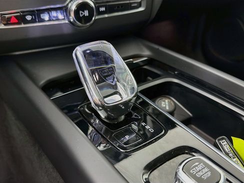 Certified 2023 Volvo XC60 B5 Ultimate w/ Climate Package AWD/4WD image 17