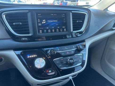 Used 2019 Chrysler Pacifica Touring-L image 9