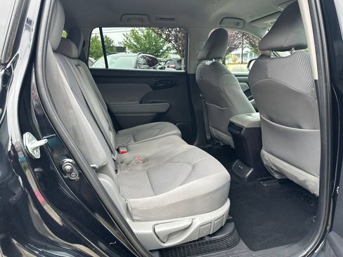 Used 2021 Toyota Highlander LE AWD/4WD image 17