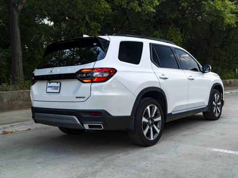 Used 2025 Honda Pilot Touring image 9