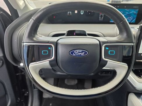 Used 2025 Ford Expedition Platinum w/ Driver's Package AWD/4WD image 31