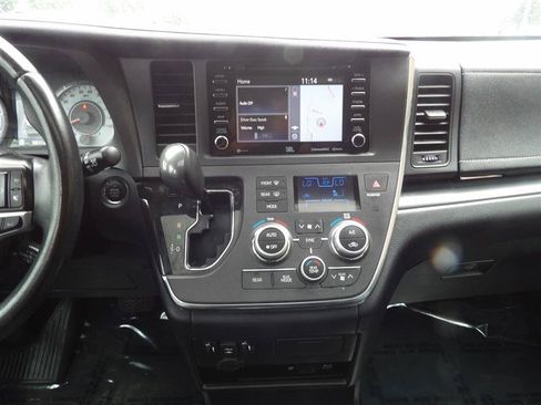 Used 2019 Toyota Sienna SE Premium FWD image 19