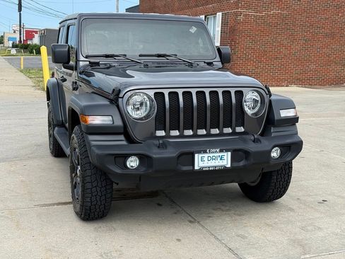Used 2019 Jeep Wrangler Sport AWD/4WD image 3