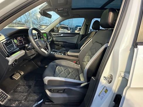 Used 2024 Volkswagen Atlas Peak Edition SE image 24