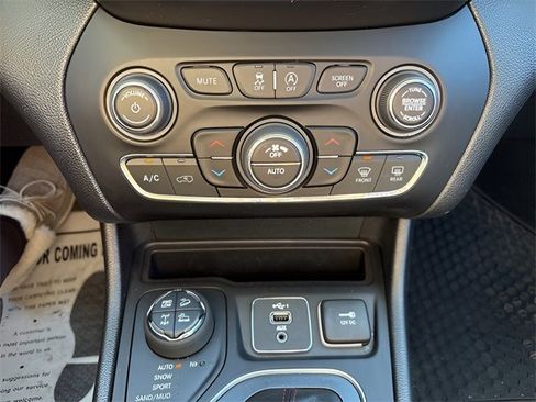 Used 2021 Jeep Cherokee Trailhawk w/ Trailer Tow Group image 15