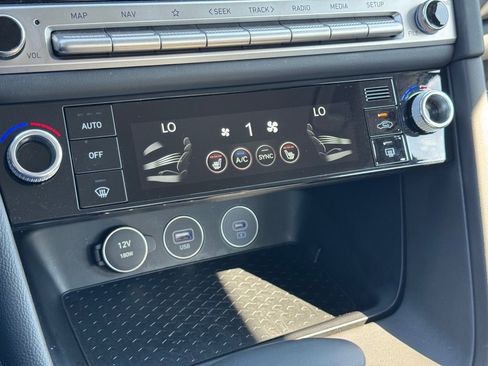 Used 2025 Genesis G70 2.5T image 21