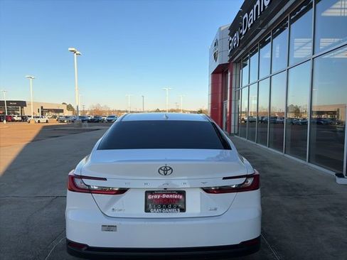Used 2025 Toyota Camry SE image 3