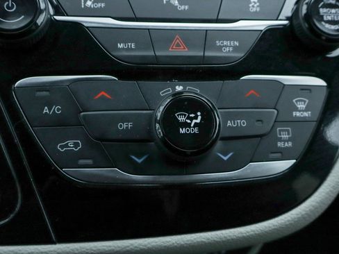 Used 2023 Chrysler Pacifica Touring-L image 34