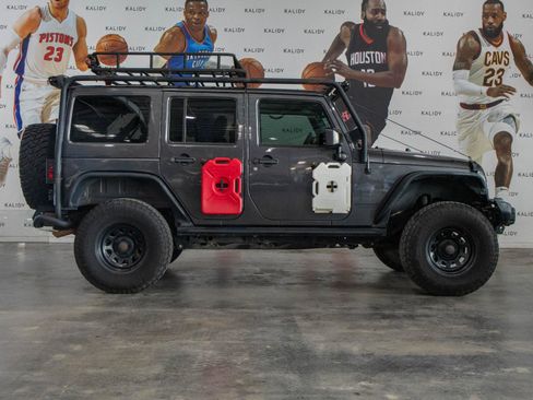 Used 2017 Jeep Wrangler Unlimited Sahara image 16