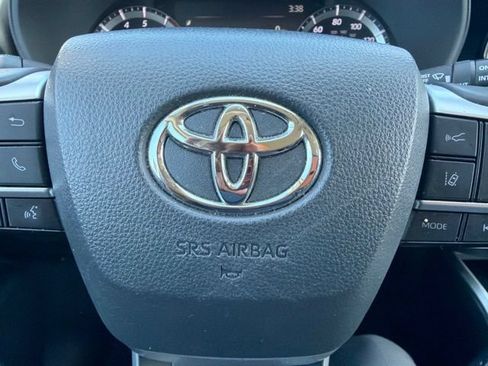Used 2024 Toyota Highlander LE FWD image 15