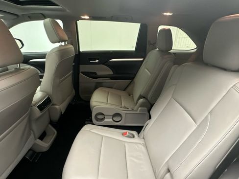 Used 2016 Toyota Highlander XLE AWD/4WD image 10