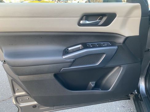 Used 2024 Nissan Pathfinder SL image 10