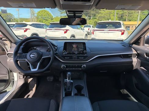 Used 2025 Nissan Altima 2.5 SV FWD image 8