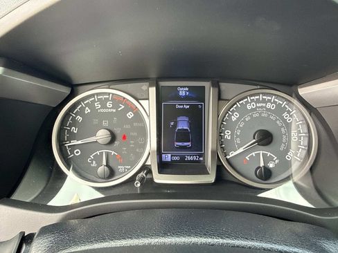 Used 2020 Toyota Tacoma SR5 RWD image 38
