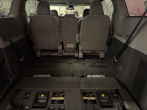 Used 2018 Toyota Sienna LE w/ Carpet Mat Package FWD image 23