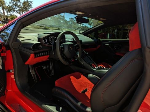 Used 2020 Lamborghini Huracan EVO image 18