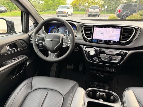 Used 2025 Chrysler Pacifica Select FWD image 6