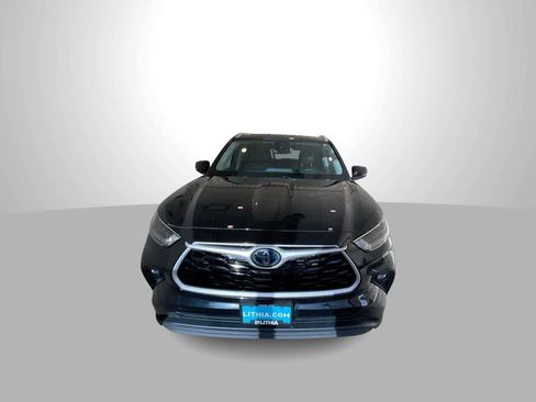 Used 2022 Toyota Highlander XLE image 3