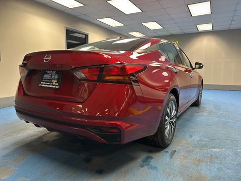 Used 2025 Nissan Altima 2.5 SV image 2
