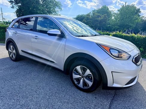 Used 2018 Kia Niro FE FWD image 2