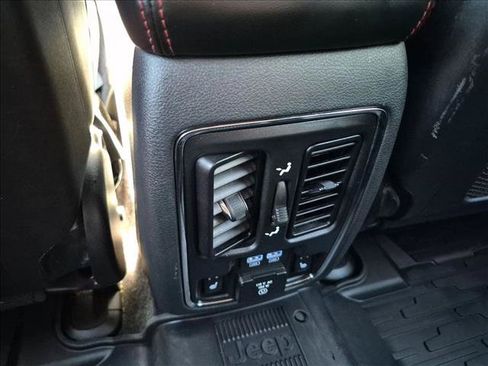 Used 2018 Jeep Grand Cherokee Trailhawk AWD/4WD image 18