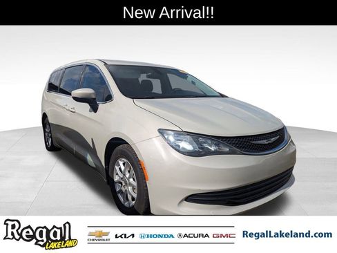 Used 2017 Chrysler Pacifica Touring image 1