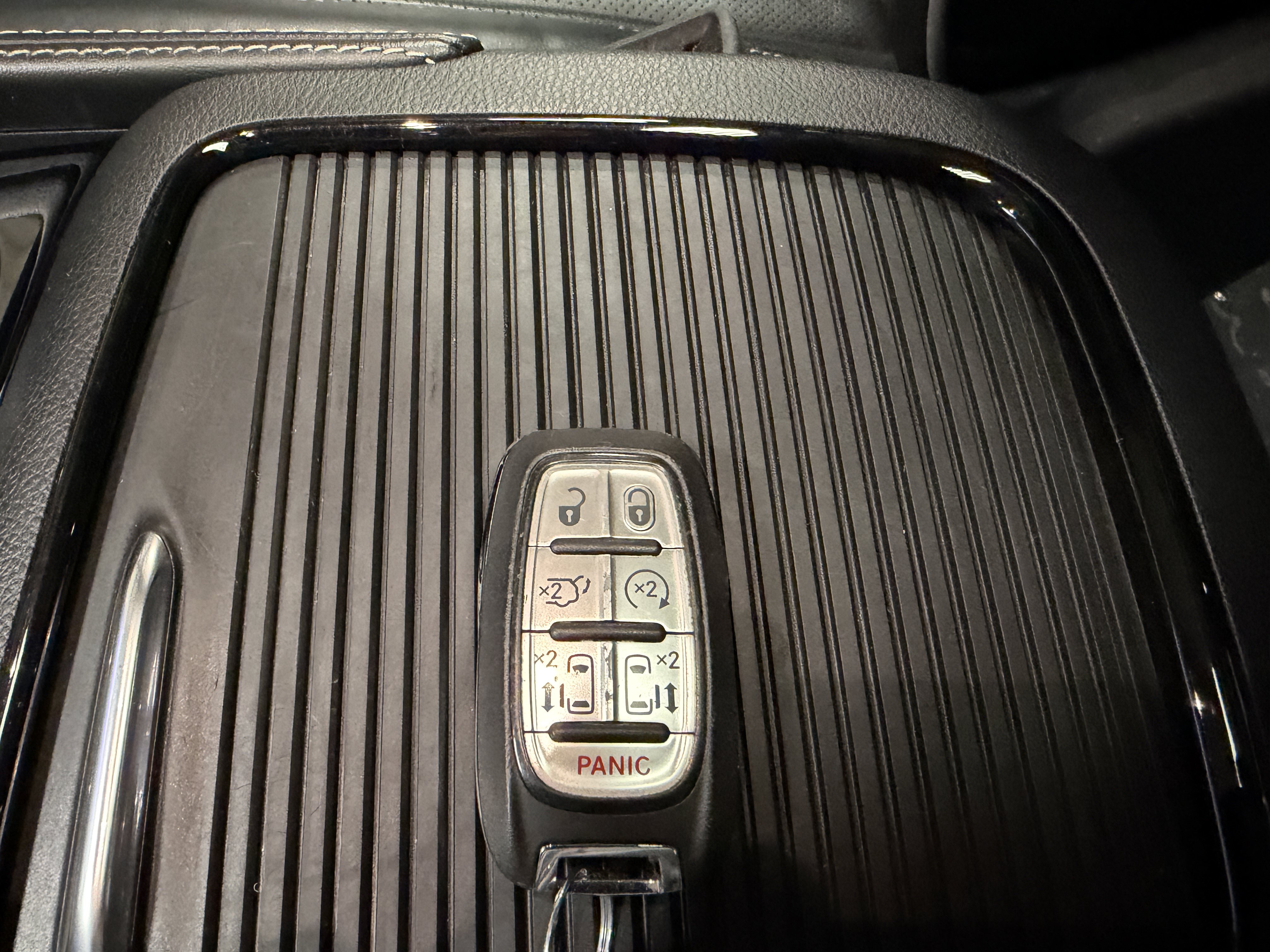 Used 2025 Chrysler Pacifica Limited FWD image 46