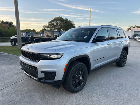 New 2025 Jeep Grand Cherokee L Altitude image 28