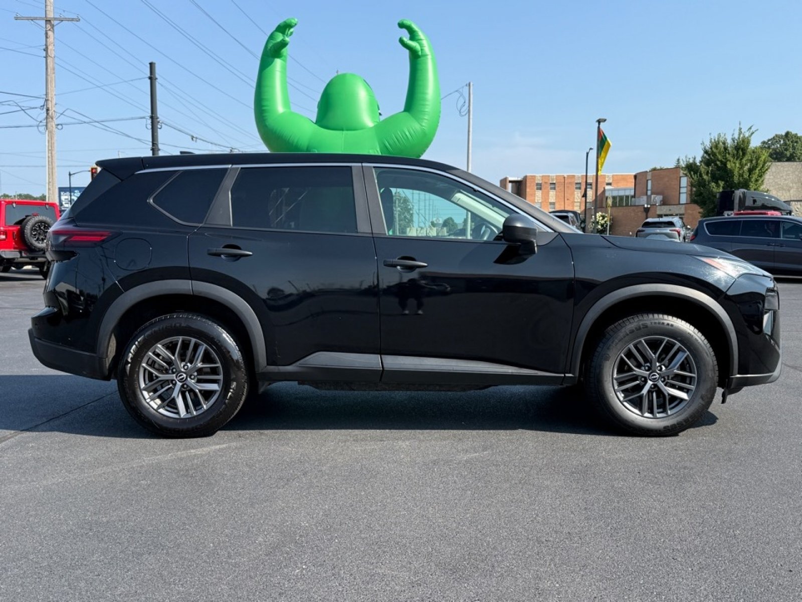Used 2024 Nissan Rogue S AWD/4WD image 9