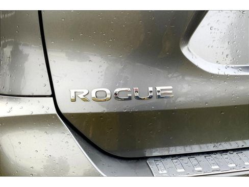 Used 2018 Nissan Rogue SV image 8