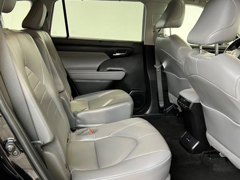 Used 2023 Toyota Highlander XLE image 17