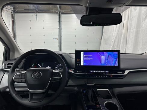Used 2025 Toyota Sienna XLE image 17