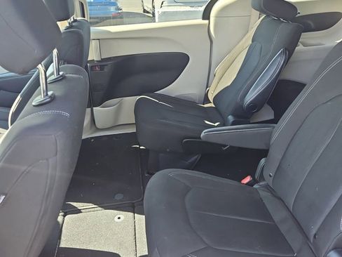 Used 2022 Chrysler Voyager LX image 12