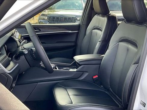 New 2025 Jeep Grand Cherokee Limited w/ Black Appearance Package image 10