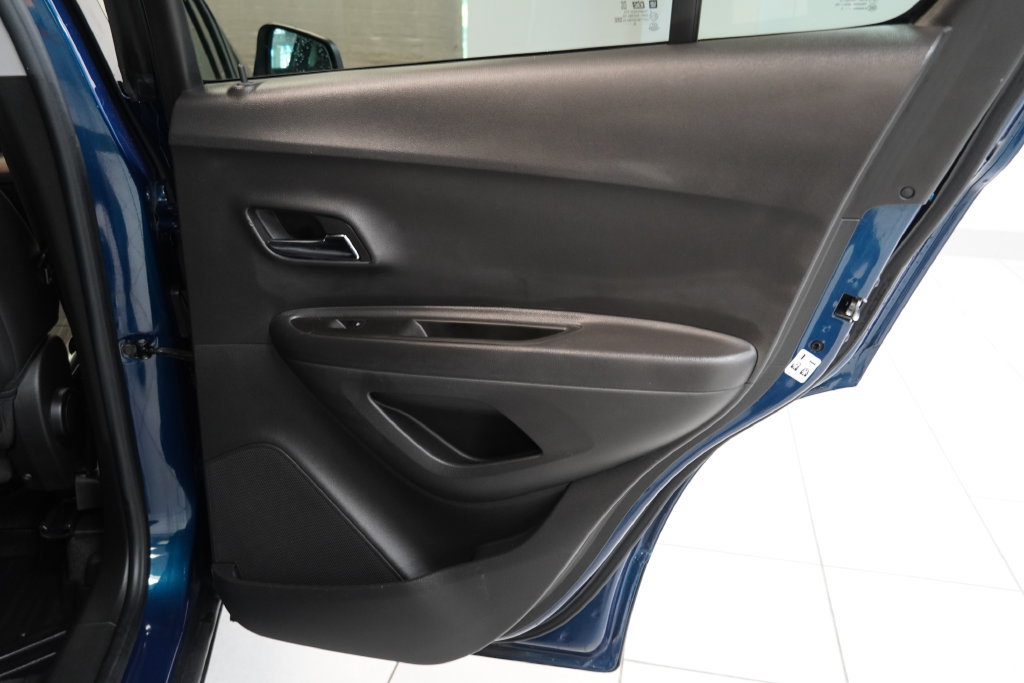 Used 2020 Chevrolet Trax LT w/ LT Convenience Package FWD image 28