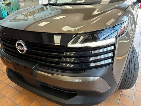 Used 2025 Nissan Kicks SV w/ Illumination Package FWD image 9