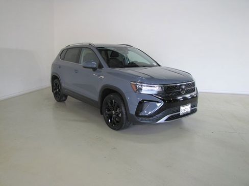 Used 2022 Volkswagen Taos SE image 3