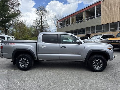 Used 2020 Toyota Tacoma TRD Off-Road w/ Technology Package image 3
