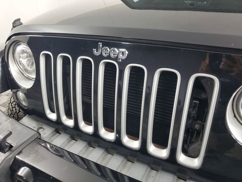 Used 2017 Jeep Wrangler Sahara w/ Connectivity Group image 10