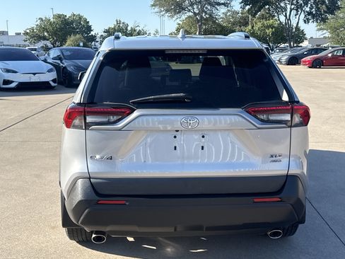 Used 2021 Toyota RAV4 XLE AWD/4WD image 5