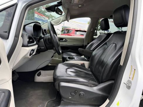 Used 2022 Chrysler Pacifica Touring-L FWD image 9
