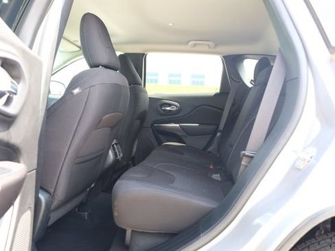 Used 2020 Jeep Cherokee Latitude FWD image 23