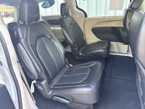 Used 2023 Chrysler Pacifica Touring-L FWD image 13