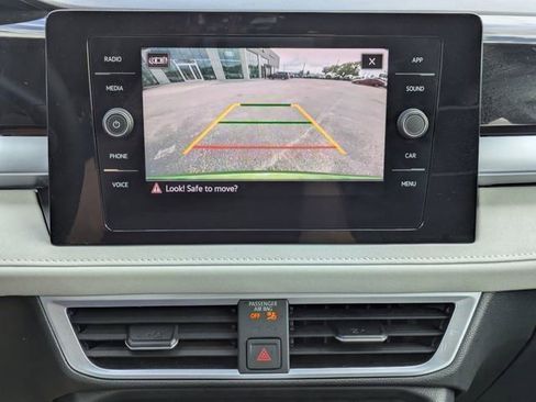 Used 2025 Volkswagen Taos SE FWD image 22