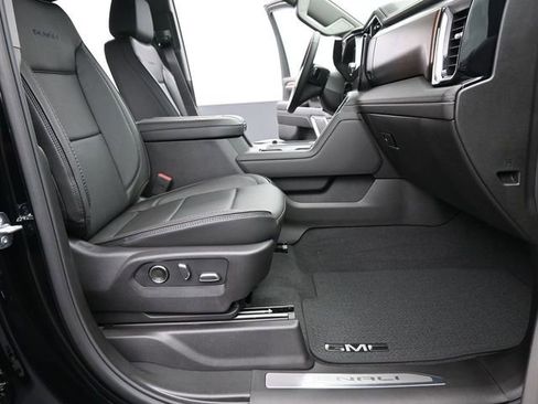 New 2025 GMC Sierra 2500 Denali w/ Denali Reserve Package image 18